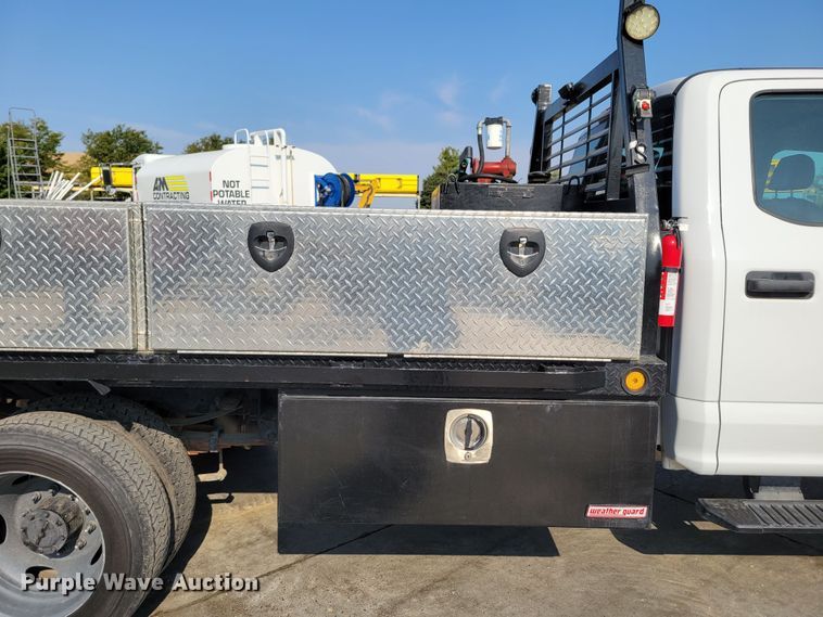 image for item DM8029 2017 Ford F550 Super Duty XL  Crew Cab flatbed truck