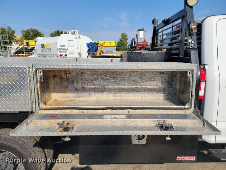 image for item DM8029 2017 Ford F550 Super Duty XL  Crew Cab flatbed truck