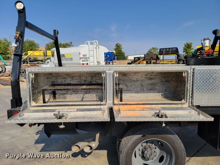 image for item DM8029 2017 Ford F550 Super Duty XL  Crew Cab flatbed truck