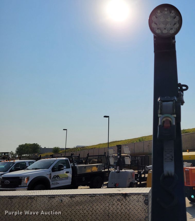 image for item DM8029 2017 Ford F550 Super Duty XL  Crew Cab flatbed truck