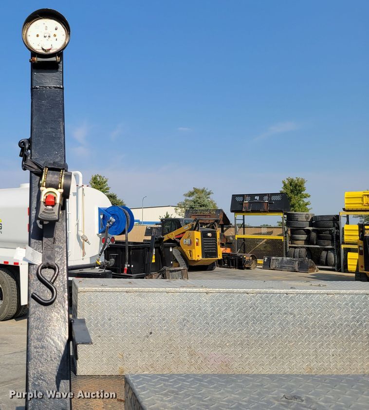 image for item DM8029 2017 Ford F550 Super Duty XL  Crew Cab flatbed truck