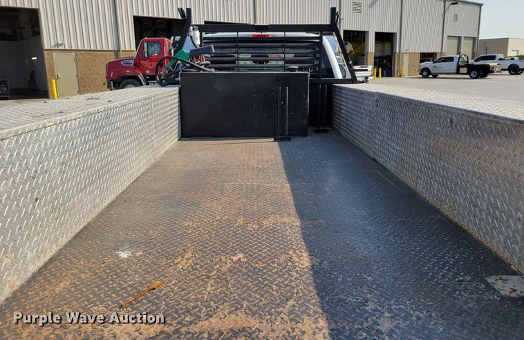 image for item DM8029 2017 Ford F550 Super Duty XL  Crew Cab flatbed truck