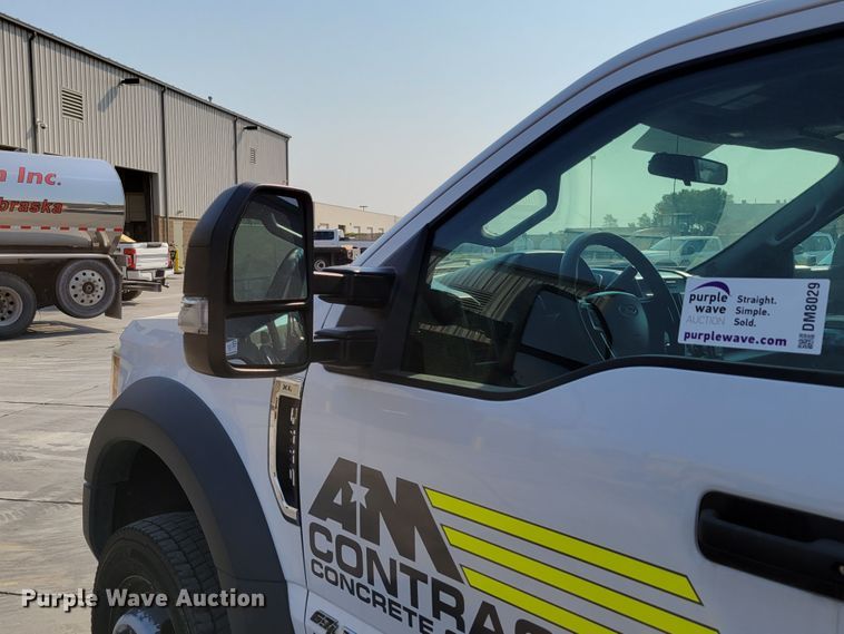 image for item DM8029 2017 Ford F550 Super Duty XL  Crew Cab flatbed truck