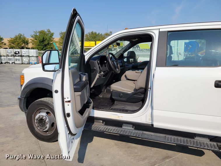 image for item DM8029 2017 Ford F550 Super Duty XL  Crew Cab flatbed truck