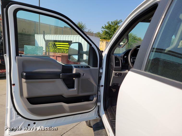 image for item DM8029 2017 Ford F550 Super Duty XL  Crew Cab flatbed truck