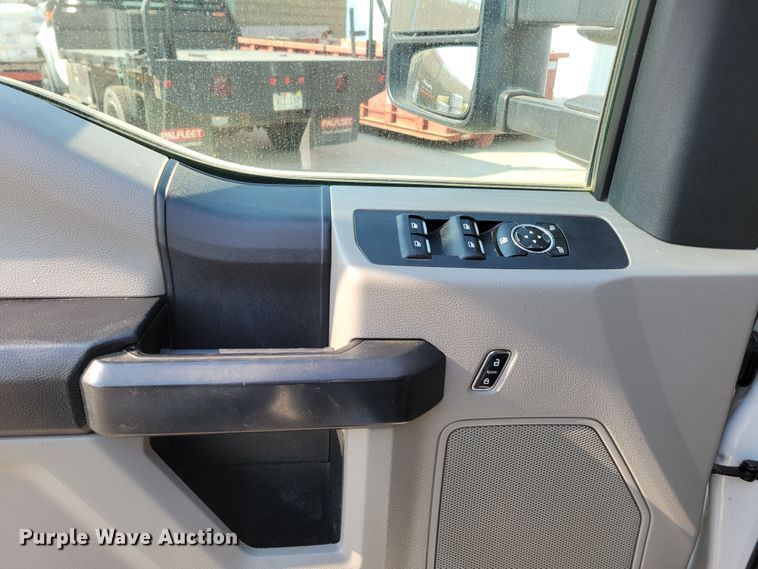 image for item DM8029 2017 Ford F550 Super Duty XL  Crew Cab flatbed truck