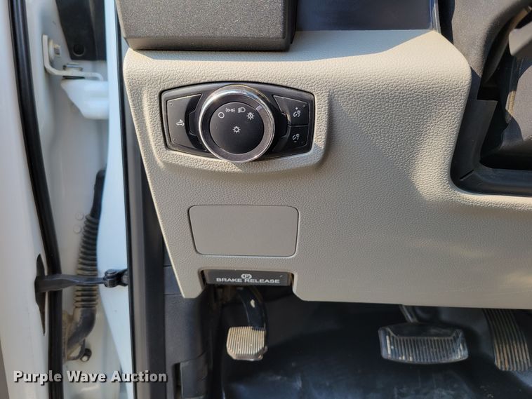 image for item DM8029 2017 Ford F550 Super Duty XL  Crew Cab flatbed truck