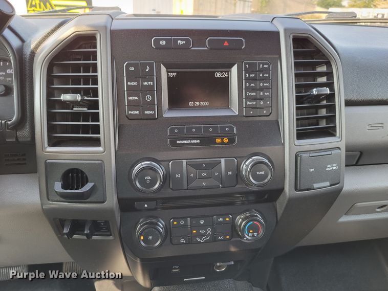 image for item DM8029 2017 Ford F550 Super Duty XL  Crew Cab flatbed truck