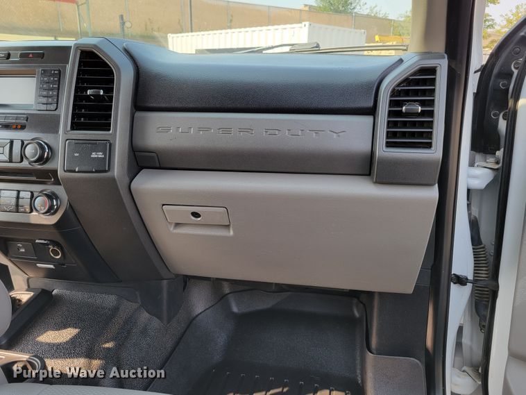 image for item DM8029 2017 Ford F550 Super Duty XL  Crew Cab flatbed truck