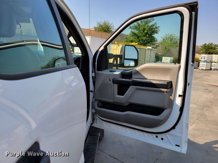 image for item DM8029 2017 Ford F550 Super Duty XL  Crew Cab flatbed truck