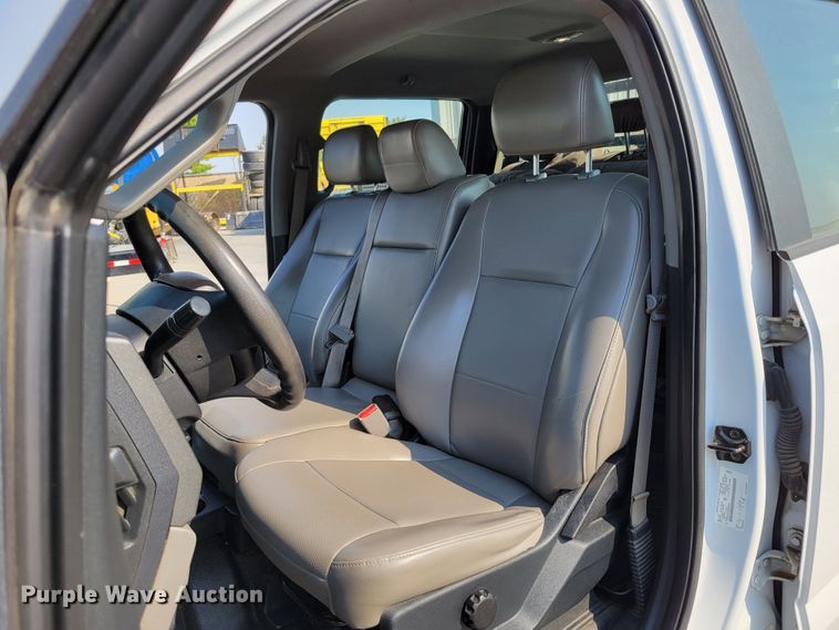 image for item DM8029 2017 Ford F550 Super Duty XL  Crew Cab flatbed truck