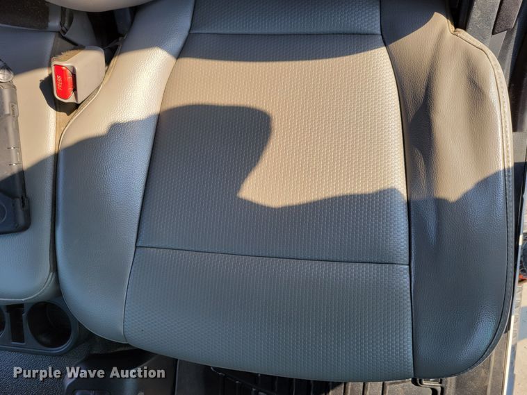 image for item DM8029 2017 Ford F550 Super Duty XL  Crew Cab flatbed truck