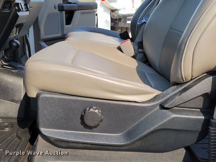 image for item DM8029 2017 Ford F550 Super Duty XL  Crew Cab flatbed truck