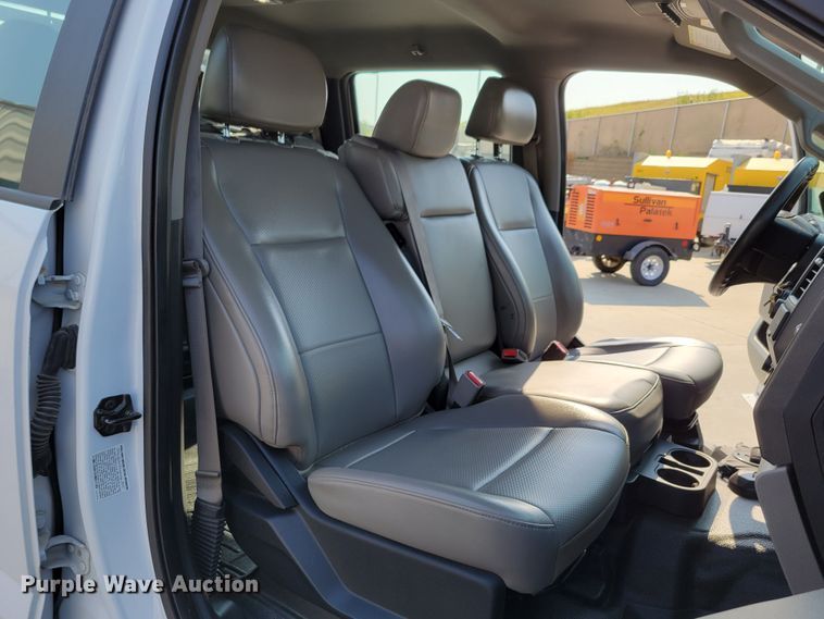 image for item DM8029 2017 Ford F550 Super Duty XL  Crew Cab flatbed truck