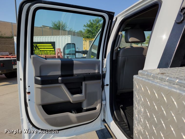 image for item DM8029 2017 Ford F550 Super Duty XL  Crew Cab flatbed truck