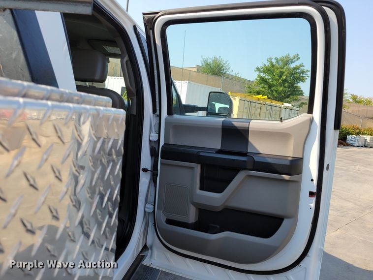 image for item DM8029 2017 Ford F550 Super Duty XL  Crew Cab flatbed truck