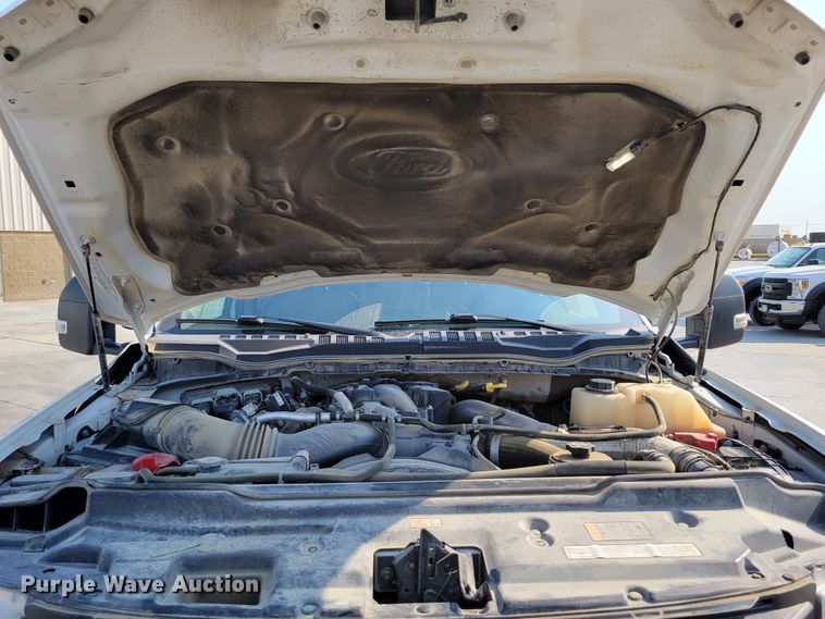 image for item DM8029 2017 Ford F550 Super Duty XL  Crew Cab flatbed truck