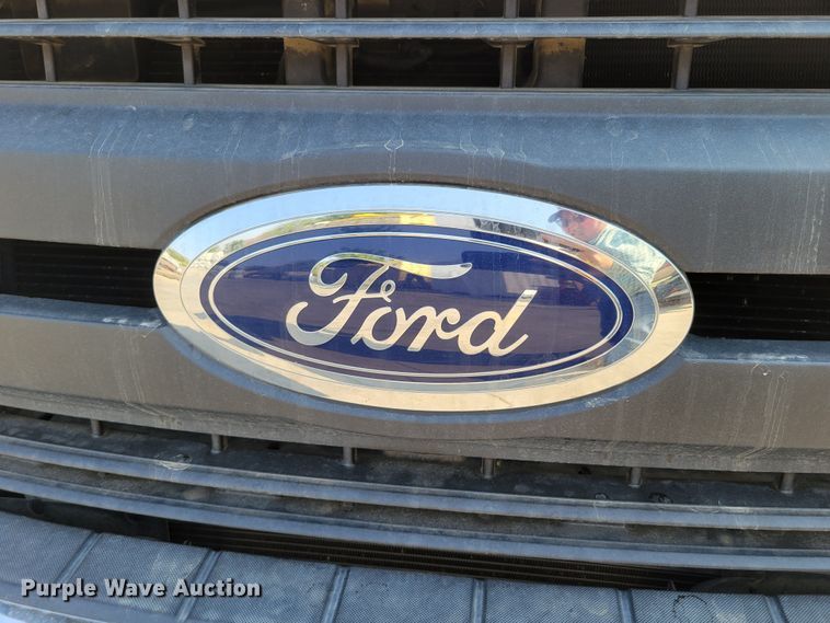 image for item DM8029 2017 Ford F550 Super Duty XL  Crew Cab flatbed truck