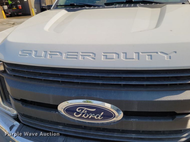 image for item DM8029 2017 Ford F550 Super Duty XL  Crew Cab flatbed truck