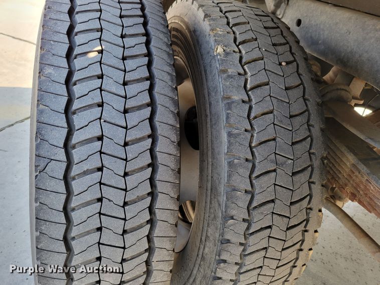 image for item DM8029 2017 Ford F550 Super Duty XL  Crew Cab flatbed truck