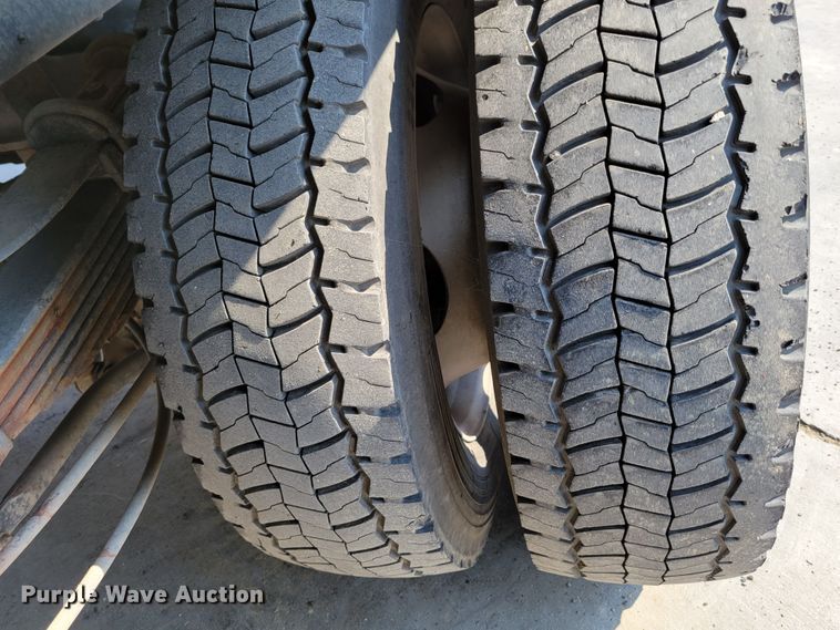 image for item DM8029 2017 Ford F550 Super Duty XL  Crew Cab flatbed truck