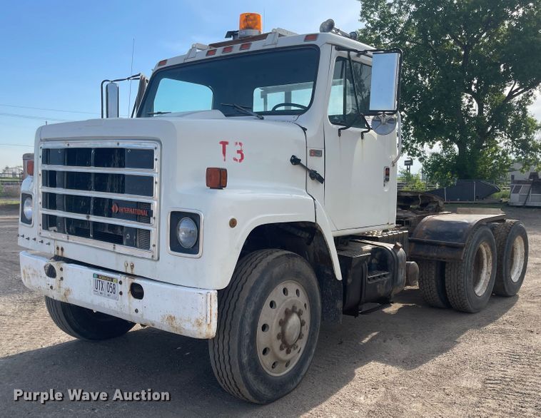 image for item DN7429 1987 International F2275  semi truck