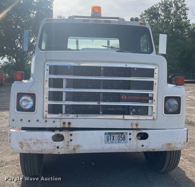 image for item DN7429 1987 International F2275  semi truck