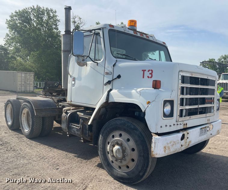 image for item DN7429 1987 International F2275  semi truck