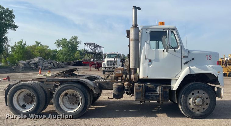 image for item DN7429 1987 International F2275  semi truck