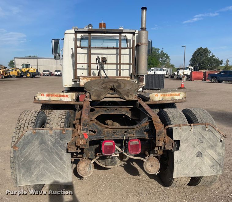 image for item DN7429 1987 International F2275  semi truck