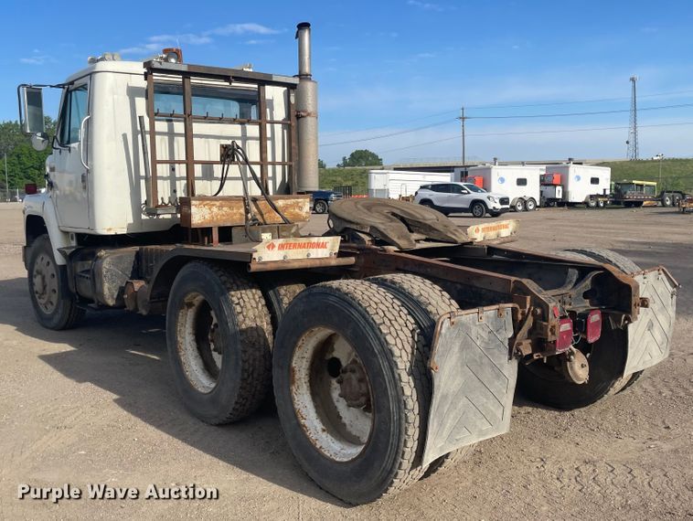 image for item DN7429 1987 International F2275  semi truck