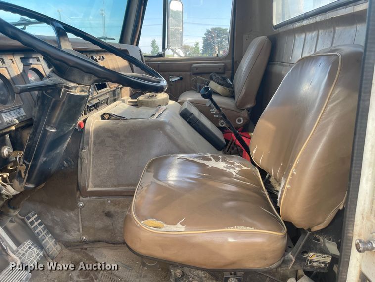 image for item DN7429 1987 International F2275  semi truck