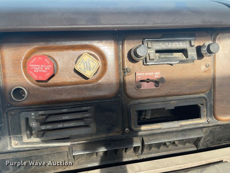 image for item DN7429 1987 International F2275  semi truck