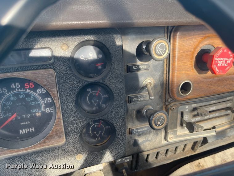 image for item DN7429 1987 International F2275  semi truck