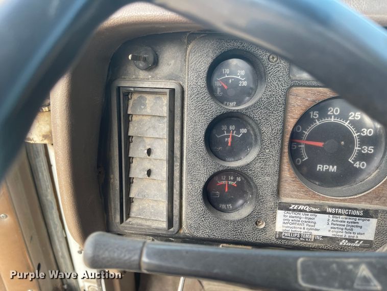 image for item DN7429 1987 International F2275  semi truck