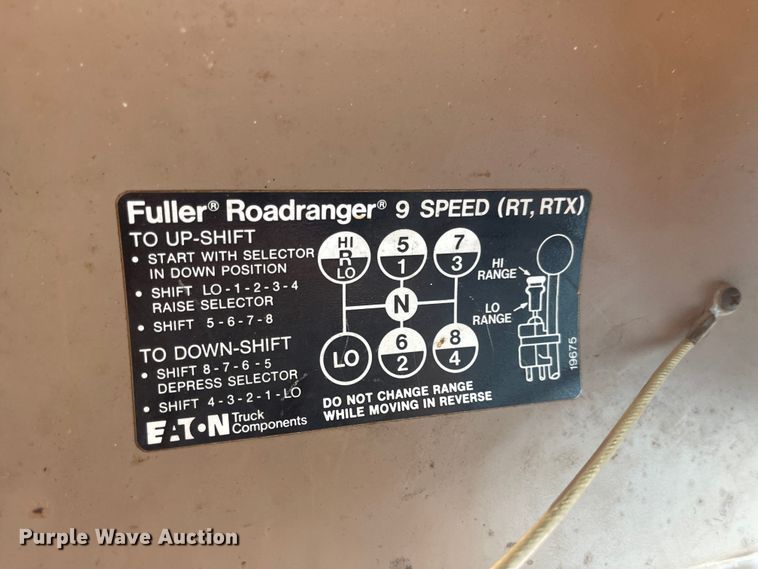image for item DN7429 1987 International F2275  semi truck
