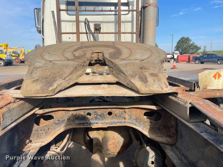 image for item DN7429 1987 International F2275  semi truck