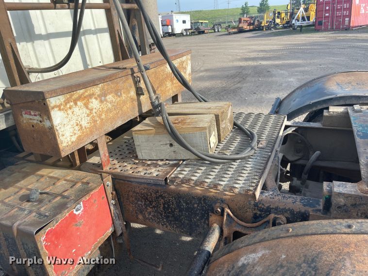 image for item DN7429 1987 International F2275  semi truck