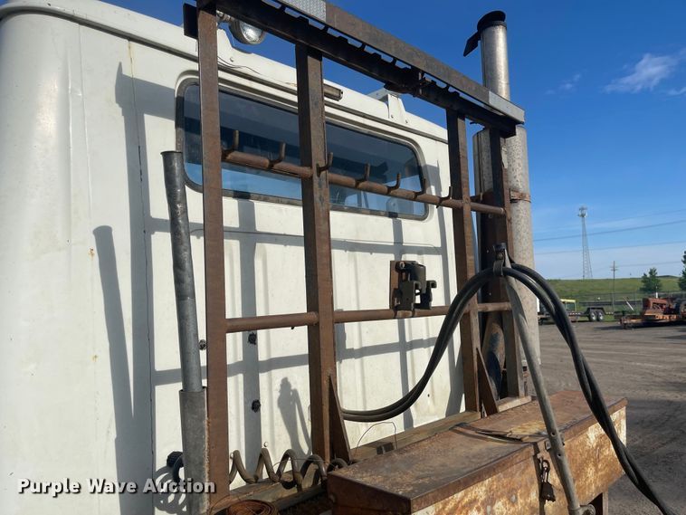 image for item DN7429 1987 International F2275  semi truck