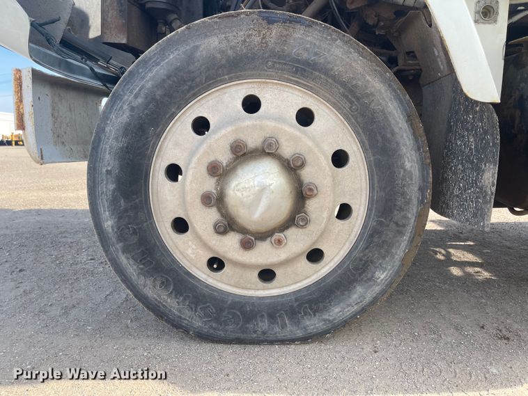 image for item DN7429 1987 International F2275  semi truck