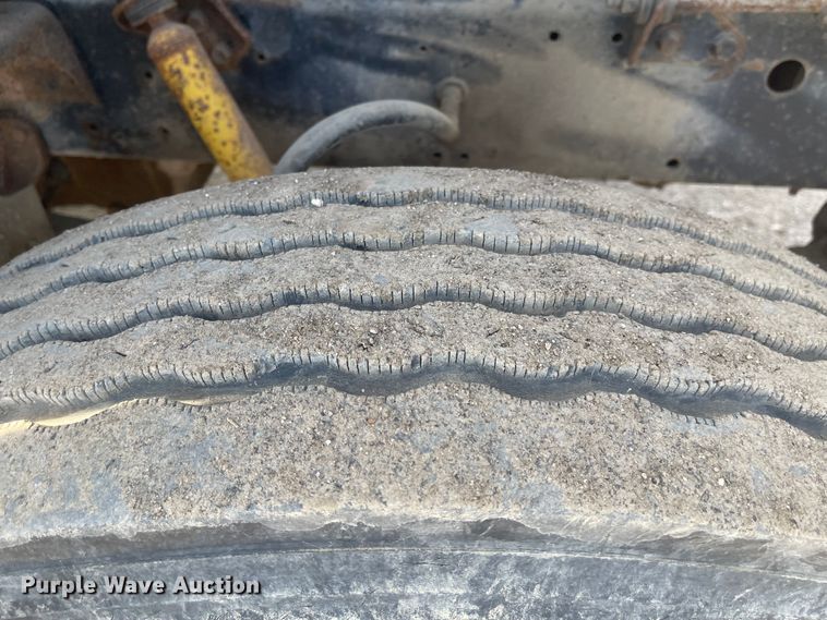 image for item DN7429 1987 International F2275  semi truck