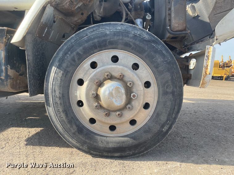 image for item DN7429 1987 International F2275  semi truck