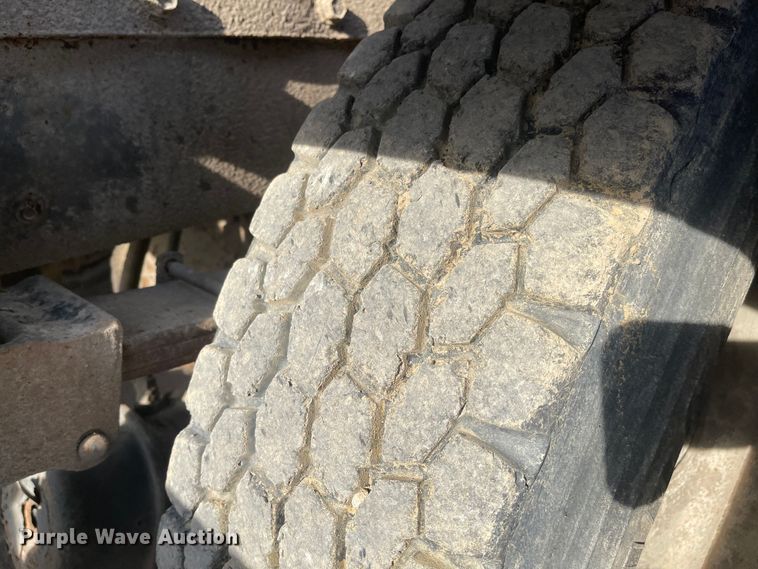 image for item DN7429 1987 International F2275  semi truck