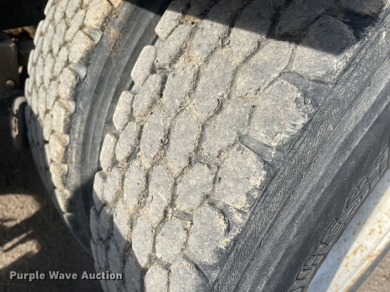 image for item DN7429 1987 International F2275  semi truck