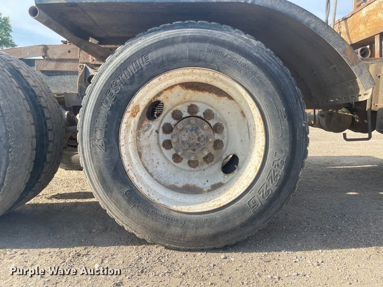 image for item DN7429 1987 International F2275  semi truck