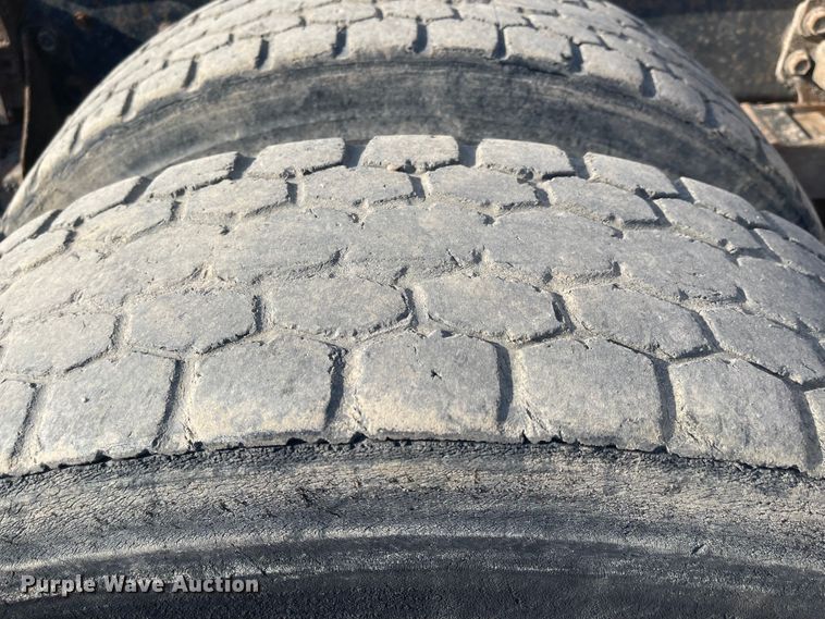 image for item DN7429 1987 International F2275  semi truck