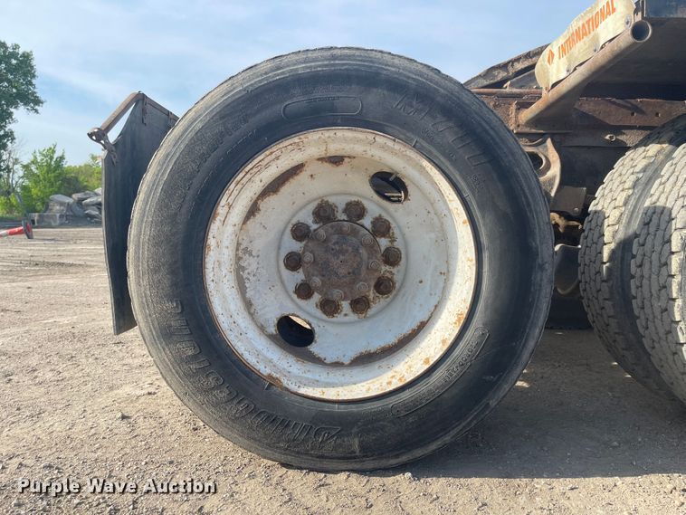 image for item DN7429 1987 International F2275  semi truck