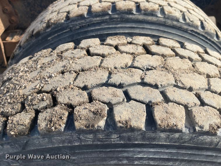 image for item DN7429 1987 International F2275  semi truck