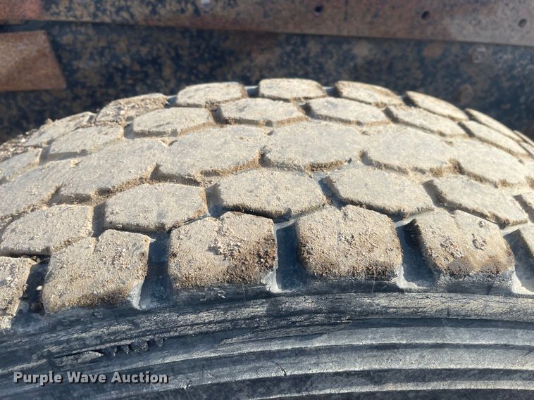 image for item DN7429 1987 International F2275  semi truck