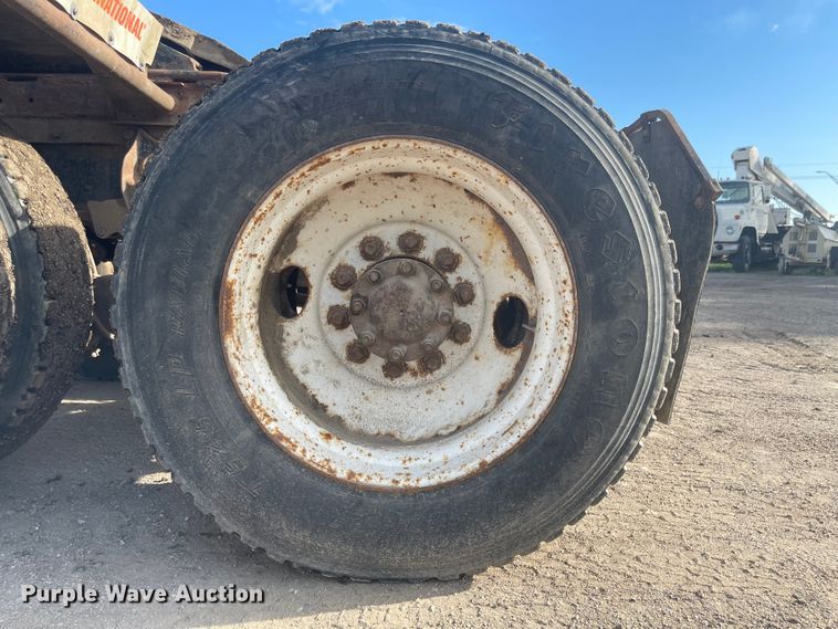 image for item DN7429 1987 International F2275  semi truck